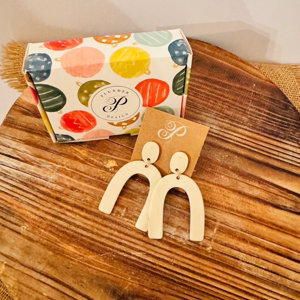 NIB Plunder Peggy Sue Horseshoe Acrylic Earrings